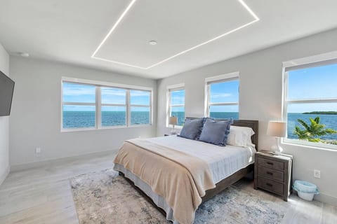 Key Largo Oasis Oceanfront with Pool & Hot Tub