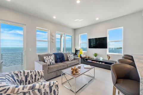 Key Largo Oasis Oceanfront with Pool & Hot Tub