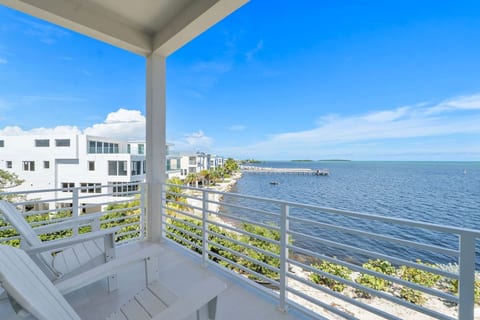 Key Largo Oasis Oceanfront with Pool & Hot Tub