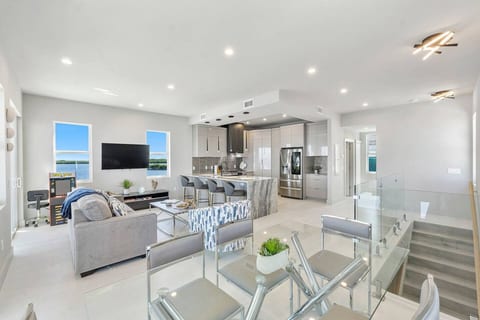 Key Largo Oasis Oceanfront with Pool & Hot Tub
