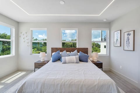 Chic Ocean Hideaway with Grill