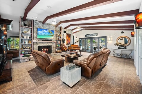 The Creek Resort - Revamped Chic 4BR Haven w/Pool