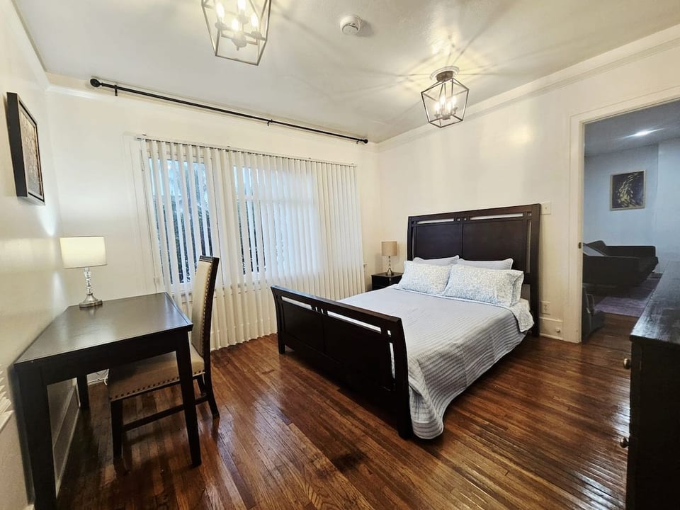 Bright Hotel Style Room image 1