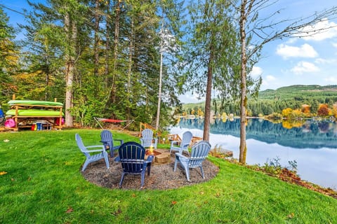 Waterfront-Hot tub, Game Room, Kayaks, EV