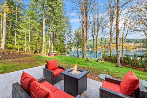 Waterfront-Hot tub, Game Room, Kayaks, EV