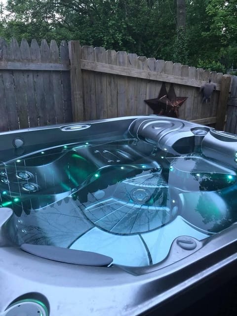 Red roof bungalow in downtown Hot*Tub Bourbon TRL image 1