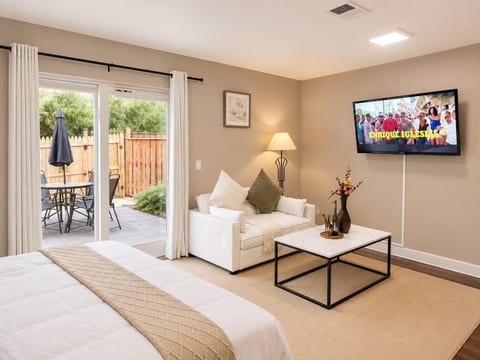 Private suite Near Dulles-Full Kitchen & Patio