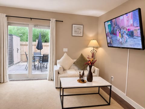 Private suite Near Dulles-Full Kitchen & Patio