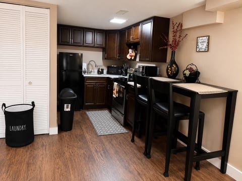 Private suite Near Dulles-Full Kitchen & Patio