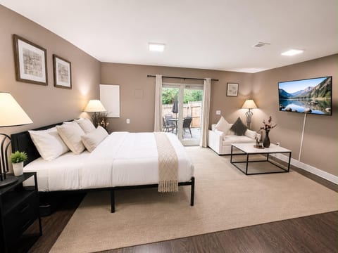 Private suite Near Dulles-Full Kitchen & Patio