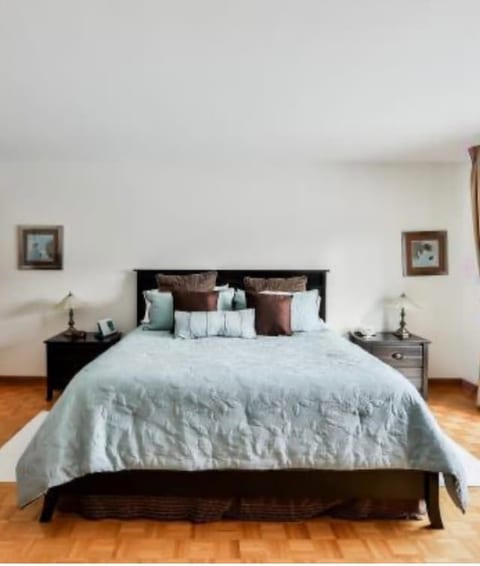 Cozy Five bedroom house with Parking image 5