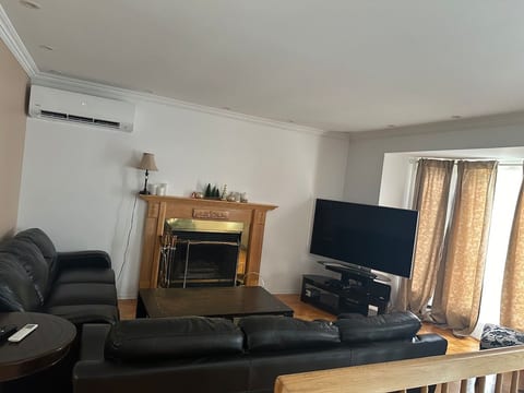Cozy Five bedroom house with Parking image 2