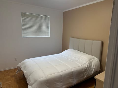 Cozy Five bedroom house with Parking image 4