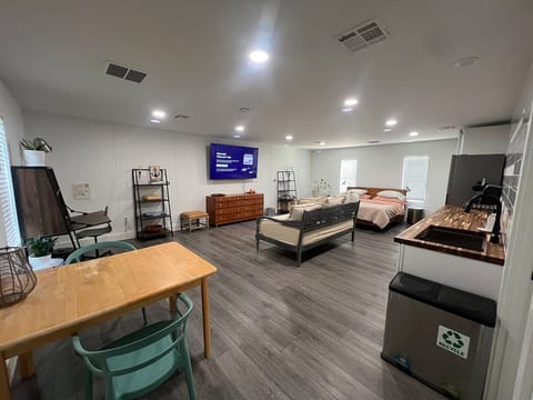 Modern King Studio 6 mi to the Outer Banks beaches image 1
