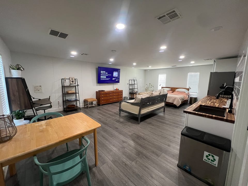 Modern King Studio 6 mi to the Outer Banks beaches image 1