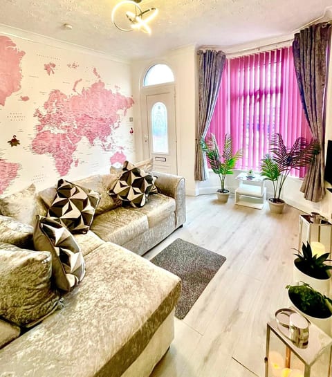 PinkBird House Comfy & Cosy Clean Stay Sleeps 4 image 1
