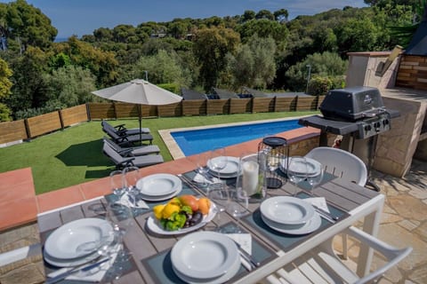 The terrace of the tiny house has beautiful panoramic views and is equipped with a powerful gas grill as well as a dining area.
