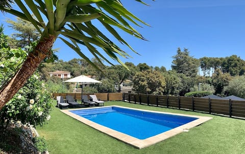Pool area with roses, banana trees, and palm trees in private garden.  Pool includes 300cm umbrella & pool beds include soft cushions.

The pool (water area) is 6.75m long x 3.50m wide and it's 110cm deep on the stair side & 170cm deep on the other.