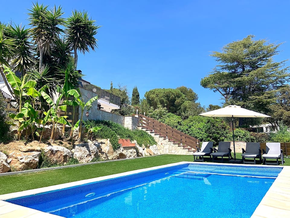 Large private Mediterranean garden with banana trees, palm trees, roses and rosemary to put you in relaxation while enjoying sunshine or shade with a 300 cm folding and scab screen on the soft padded pool beds.