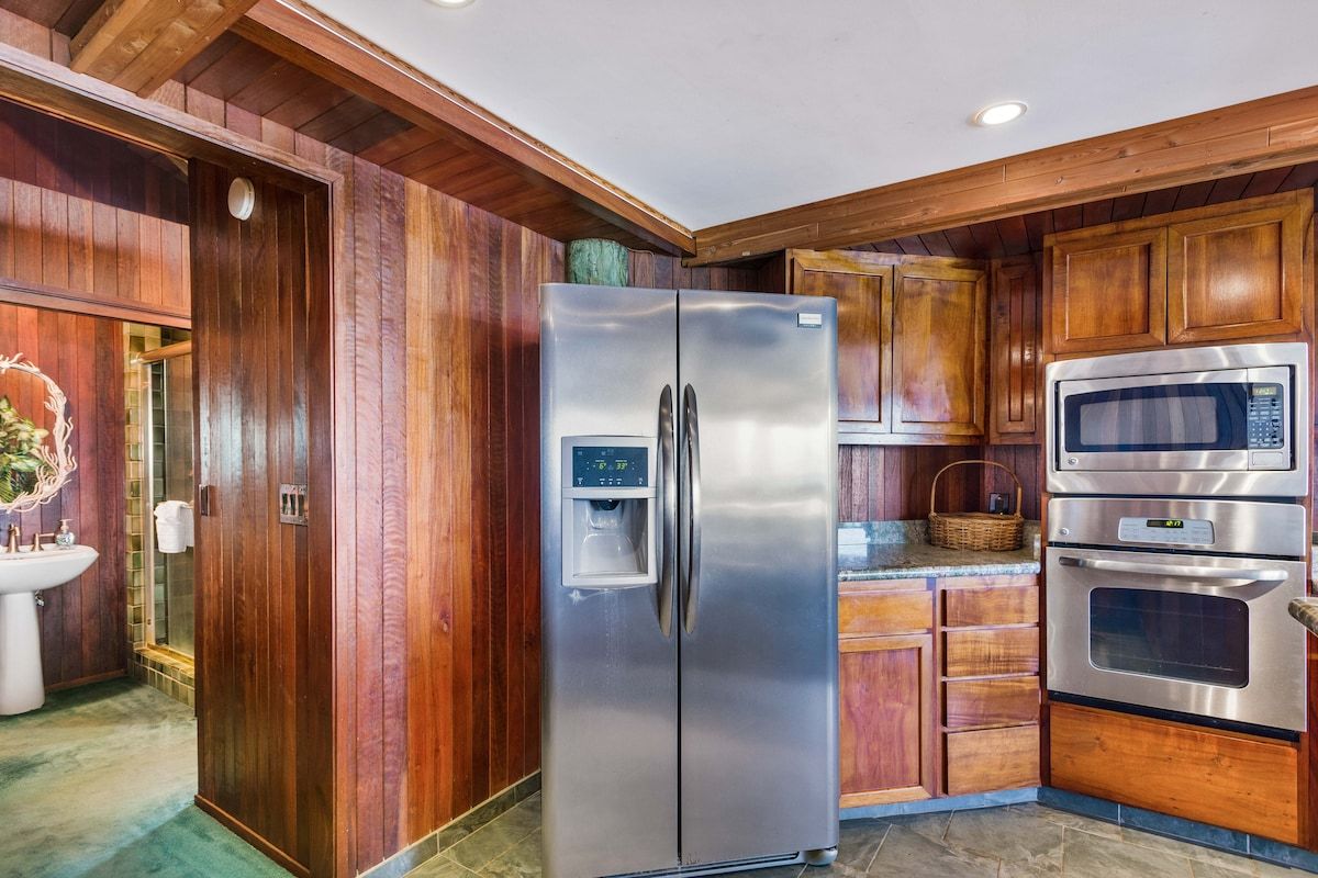 Stainless appliances with an ice machine and filtered drinking water.