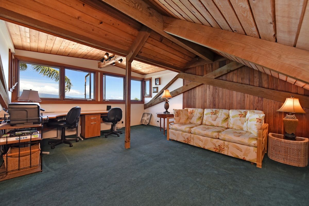 Top Floor Office With Fold Out