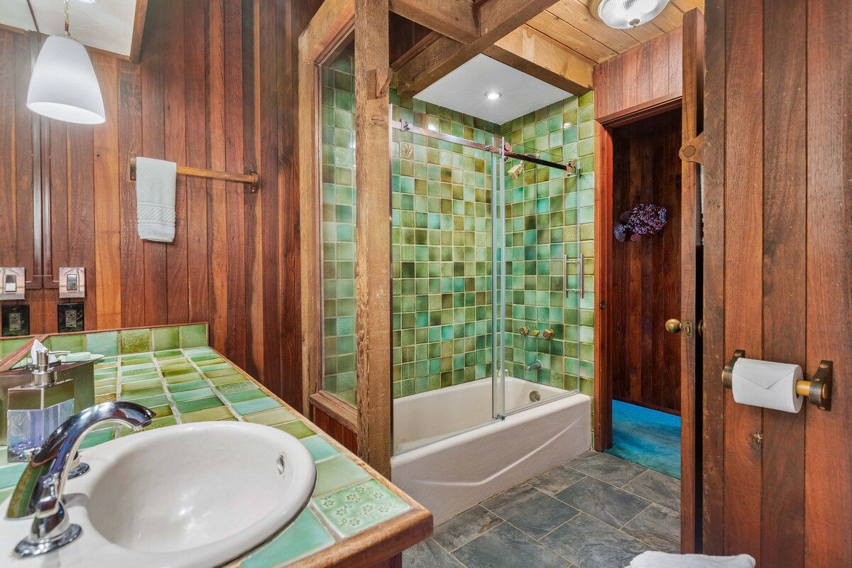 Upstairs 2nd. and 3rd. bedroom full bathroom.