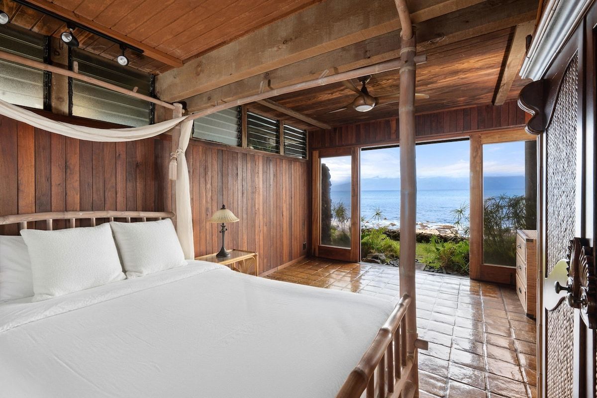 Oceanfront Turtle Cove Maui Pole House Estate image 6