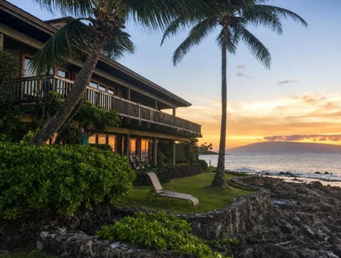 Oceanfront Turtle Cove Maui Pole House Estate image 2