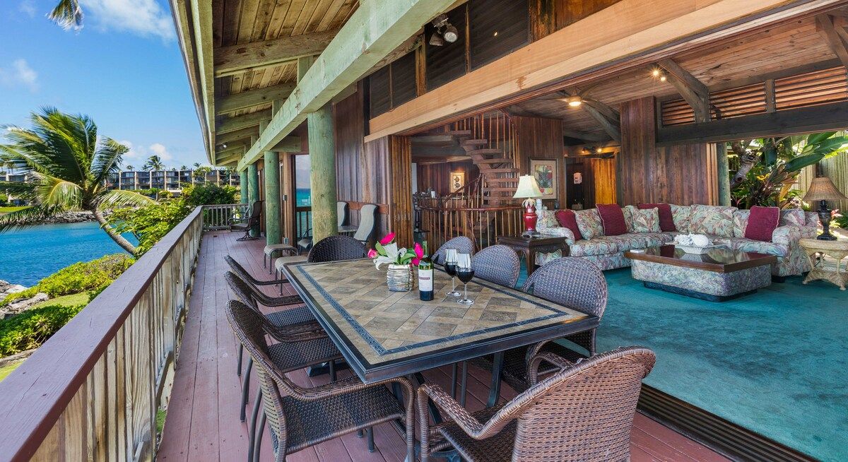 From the tropical garden to the magical Pacific- guests absolutely love the seamless transition between both of the massive sets of sliding glass and wood doors.