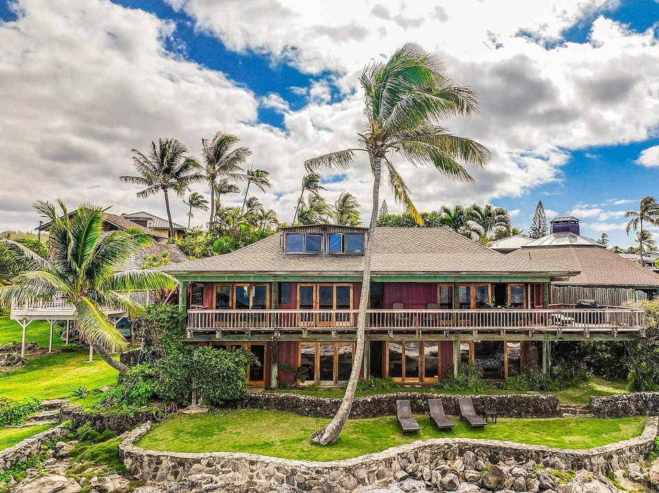 Oceanfront Turtle Cove Maui Pole House Estate image 1