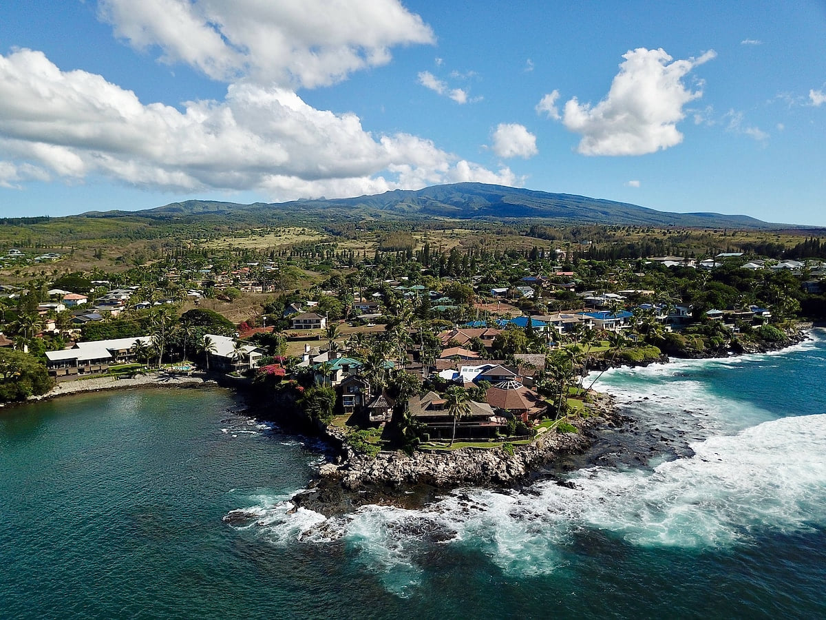 Beset beneath the mighty and verdant Mauna Kahalawai, Papaua Place experiences perfect weather with lots of sunshine, gentle tradewind breezes, and kisses of rain as it comes down from Mauka side. This is as good as it gets for ideal Hawaii weather.