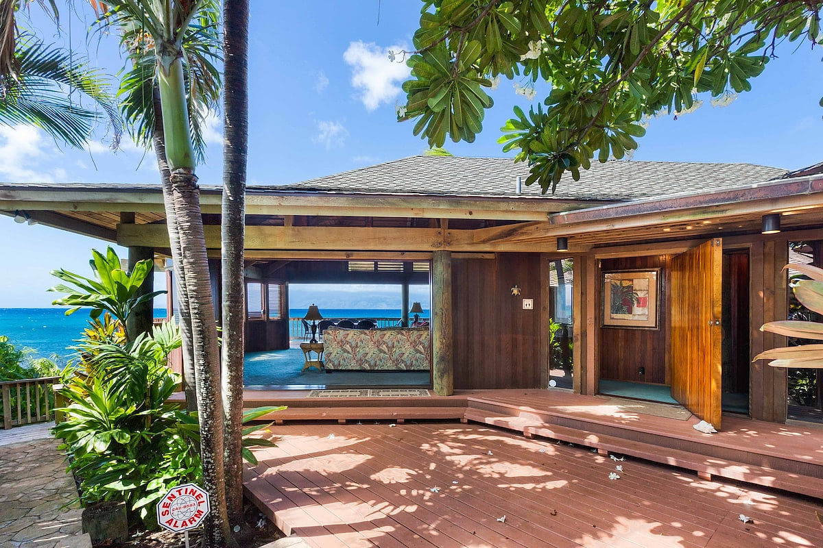 The Wow view you experience the moment you pass through the property entry door. The sliding doors into the living area and out to the ocean are massive as is the custom solid Koa wood swinging front door.