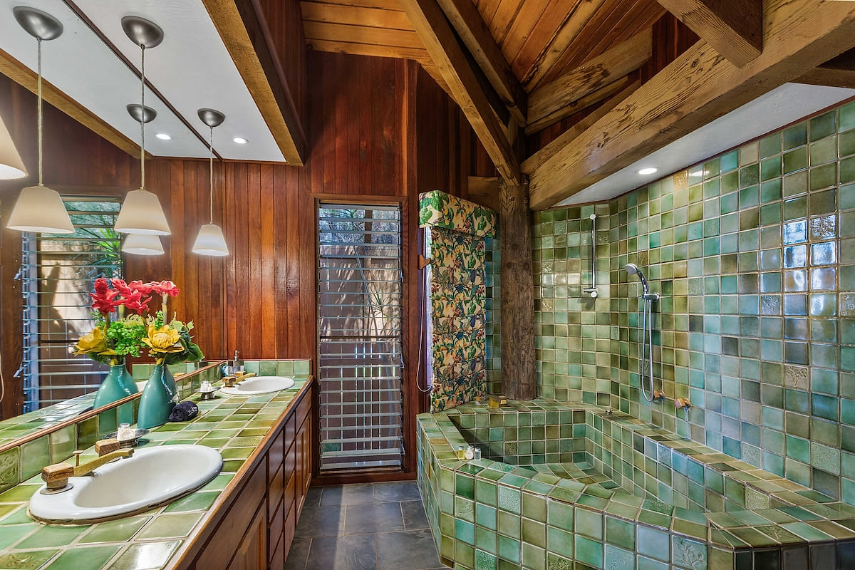 Time to get fresh in the large master bedroom ensuite bathroom.