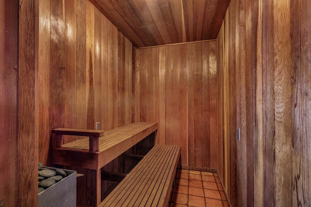 Cleanse yourself in the purest form as you jump back and forth between the warm pacific and the regenerative powers of the sauna.