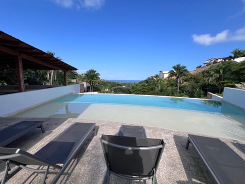 Whether you’re sipping your morning coffee, catching up on emails, or watching the sun dip into the sea, this elevated oasis offers one of the most beautiful settings in Sayulita.
