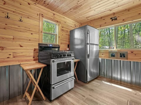 Sand Lake Cabin- Pets, BBQ, Firepit, Starlink WiFi