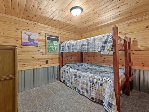 Sand Lake Cabin- Pets, BBQ, Firepit, Starlink WiFi