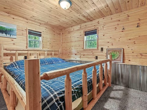 Sand Lake Cabin- Pets, BBQ, Firepit, Starlink WiFi