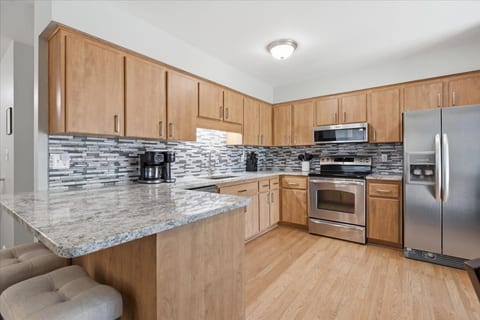 Modern Duplex Unit - Fenced Yard Central to All image 1