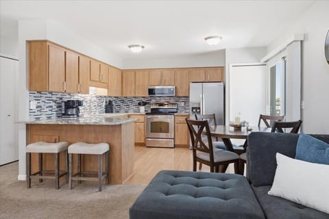 Modern Duplex Unit - Fenced Yard Central to All image 5