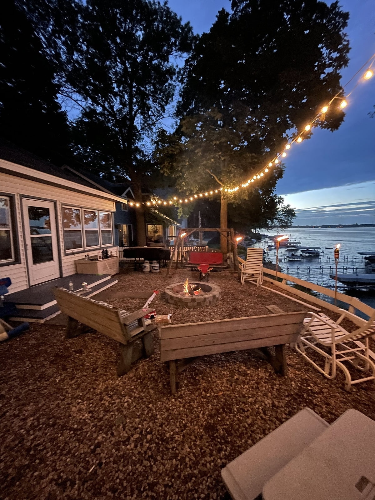 Lakefront 8 bdrm 5 bath priv dock. Sleeps 23