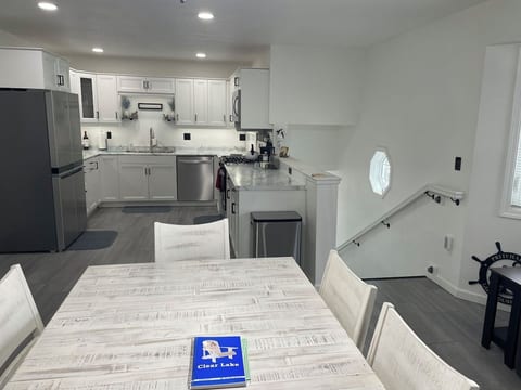 NEW 2026 Lakefront 8 bdrm 5 bath priv dock. Sleeps 23 +. Best view on the lake!