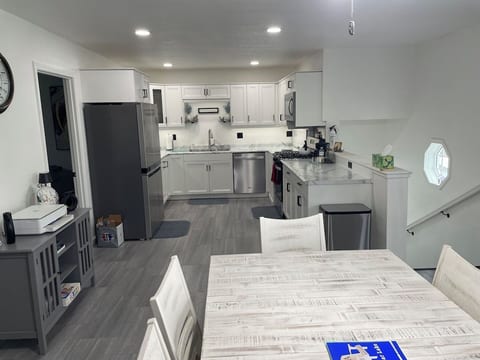NEW 2026 Lakefront 8 bdrm 5 bath priv dock. Sleeps 23 +. Best view on the lake!