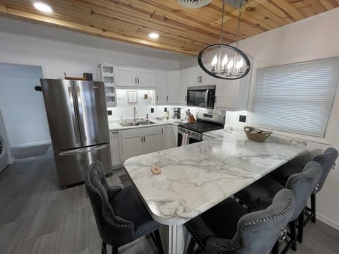 NEW 2026 Lakefront 8 bdrm 5 bath priv dock. Sleeps 23 +. Best view on the lake!