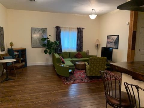 CrestonBC 2-bedroom Vacation Rental in Town image 4