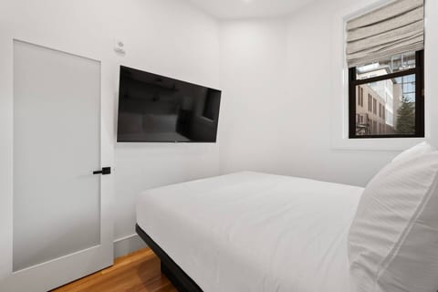 Bedroom – Queen Bed