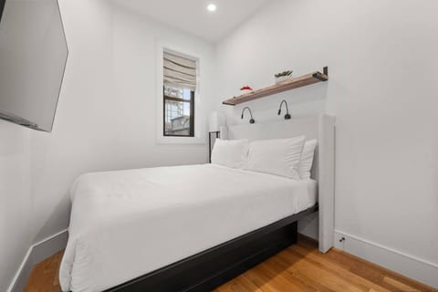 Bedroom 2 – Queen Bed