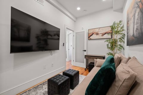 Relaxing Den Area – TV & Pull Out Seating