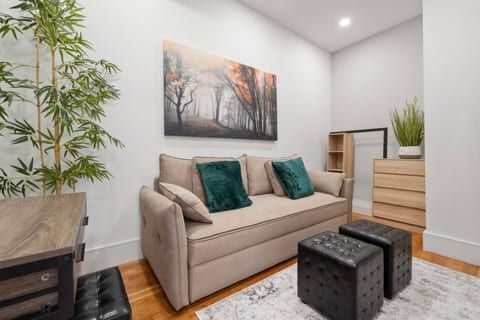 Modern Comfort Living Area – Pull Out Seating