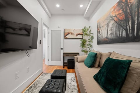 Modern Comfort Living Area – TV & Pull Out Seating